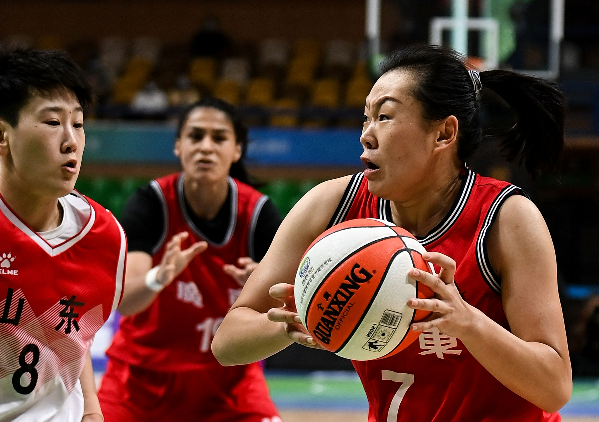 9月14日,广东队球员沈怡(右)在比赛中持球突破.新华社记者 李安 摄