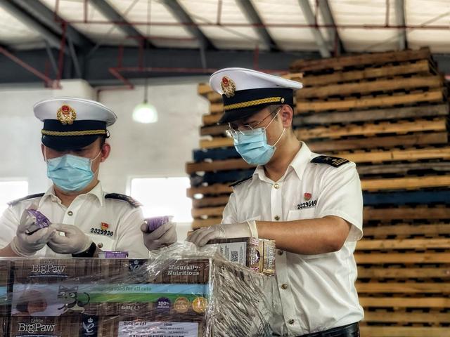 图为常州海关关员正在对进口货物进行现场查验 卢玮 摄