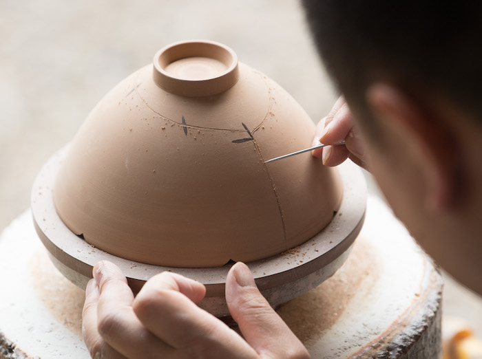 西子湖畔看龙泉青瓷从古今精品看制釉技艺