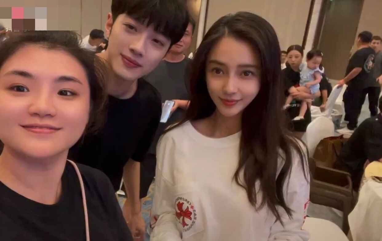 angelababy素颜参加好友婚礼 与赖冠霖同框丝毫不显年龄差