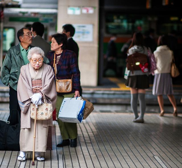 日本东京火车站的老人（资料图），图源：ICphoto