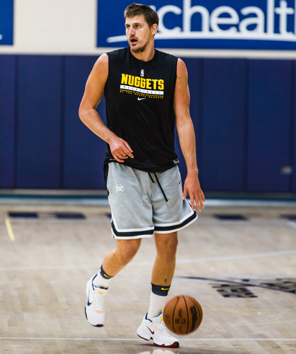 掘金官方晒约基奇训练照片,瘦了不少