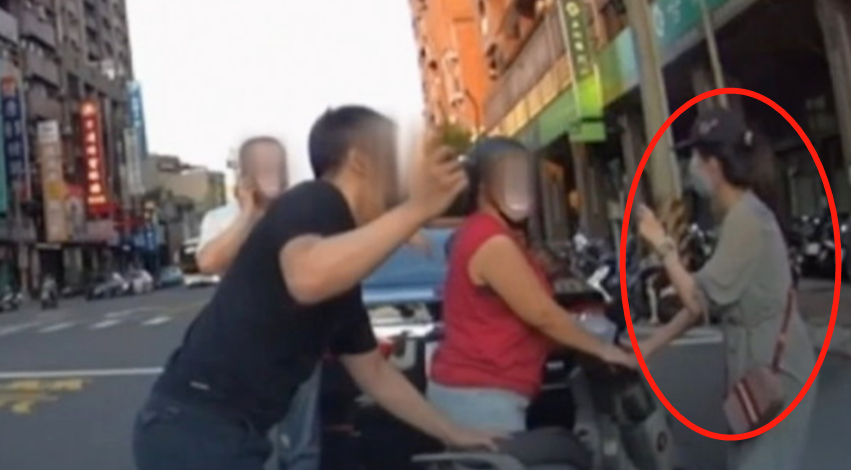红衣妇女攻击李明璇（红圈）和其丈夫。图自台湾“ETtoday新闻云”