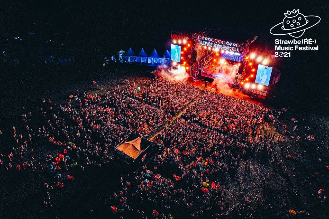 7月17日晚，俯拍的阜新草莓音乐节现场，矿坑里挤满了人。摩登天空微信公众号