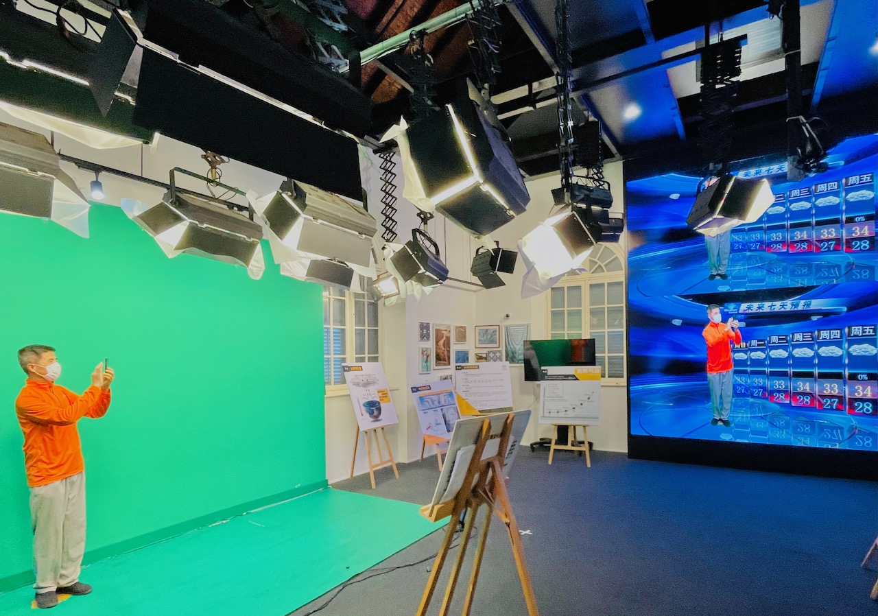 在专业的演播灯和提词板的帮助下,每个人都能当一回气象播报员