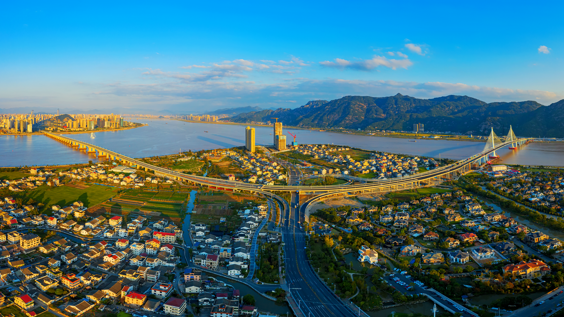 从高空俯瞰七都岛,气势恢宏的七都大桥像一对扇动的翅膀"周末,逛七都