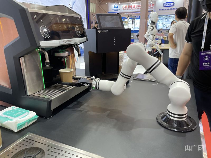 复合移动升降机器人(央广网记者 黄玉玲 摄)
