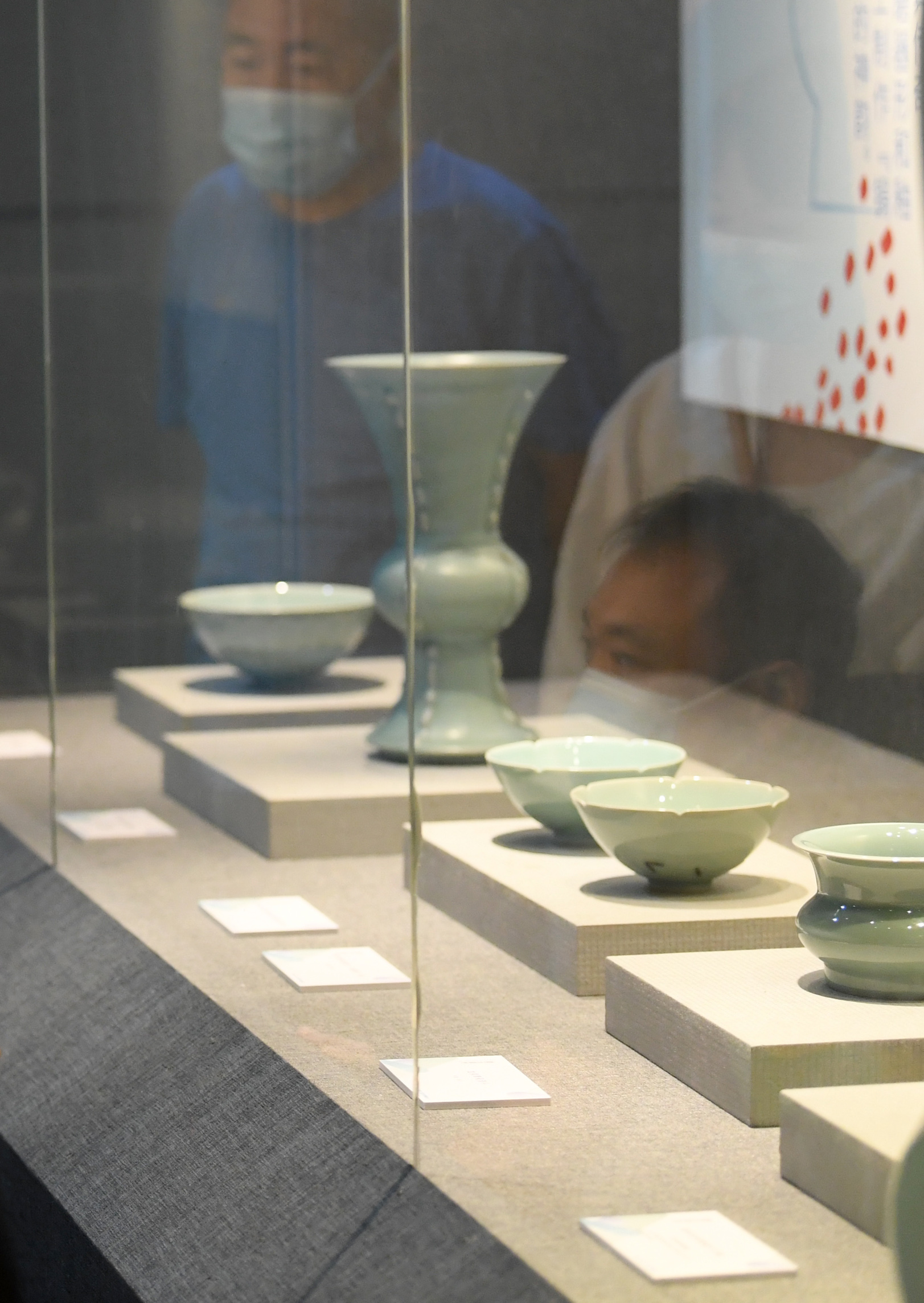 9月14日,观众在观看浙江泰顺县文博馆馆藏的国家一级文物元龙泉青瓷