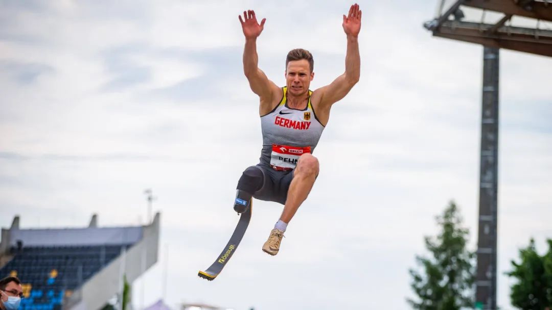 我服了，残奥会选手，居然跑得比奥运冠军还快休闲区蓝鸢梦想 - Www.slyday.coM