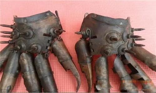 男子山洞内捡到古董铁手套,鉴定后让他哭笑不得!