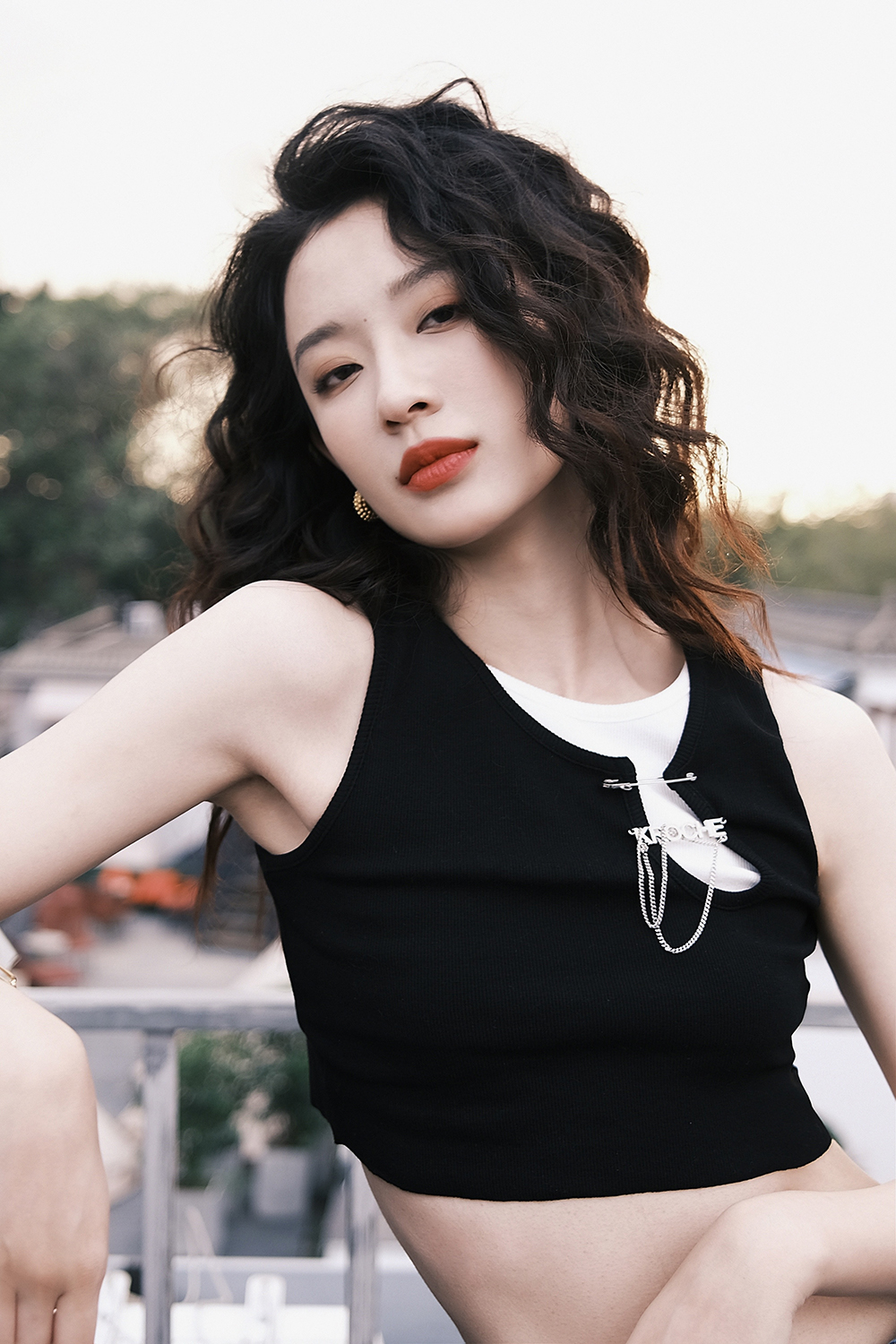 孙佳雨天台夕阳大片曝光 灵动卷发演绎高级复古感