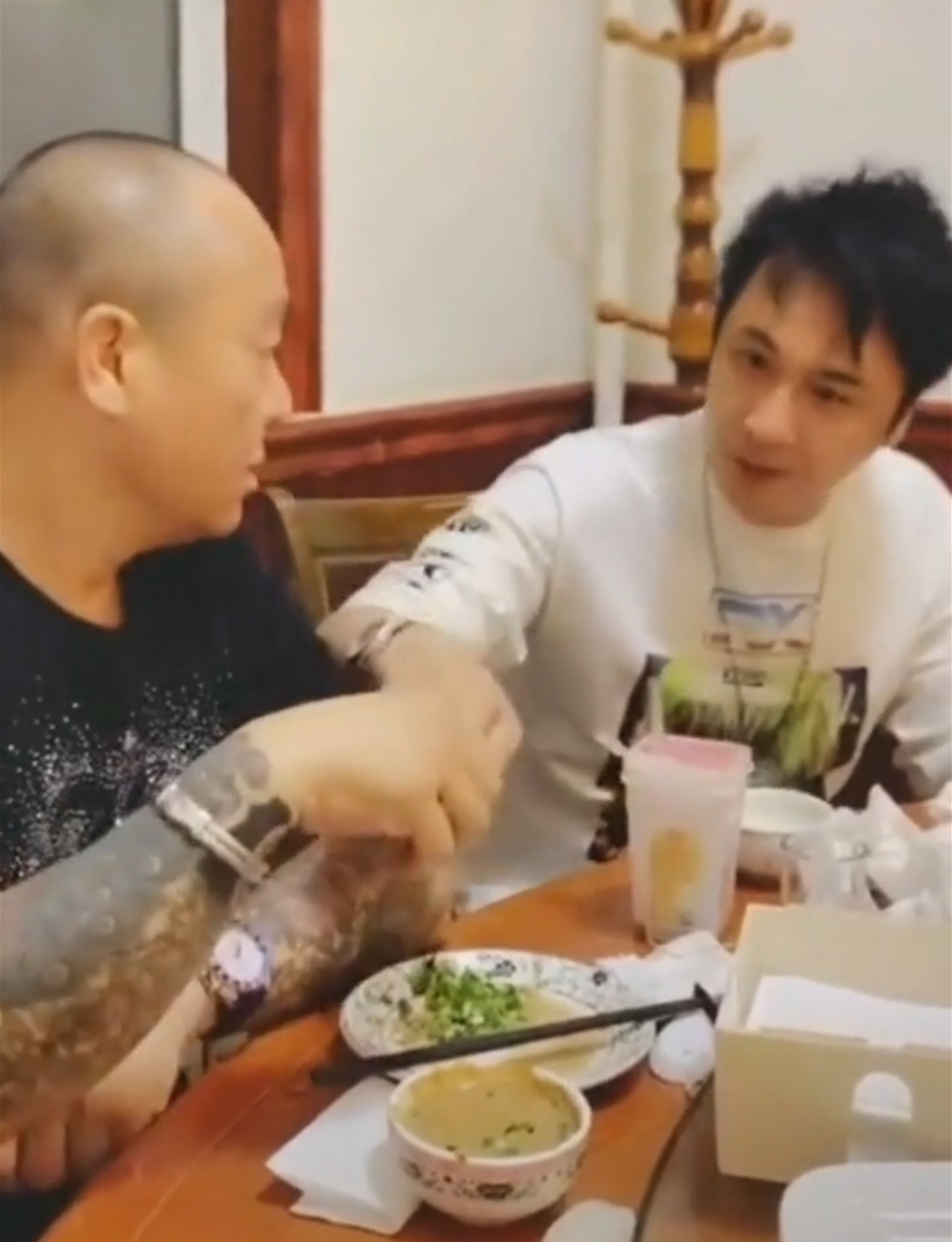 大b哥靓坤聚首吴镇宇抚摸对方纹身遭斥责纹身不能出街