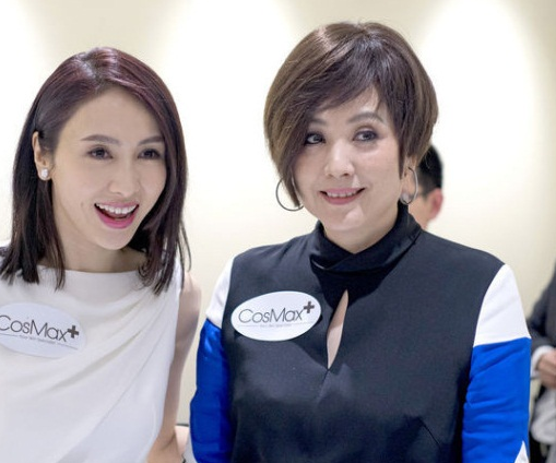 陈琪琪为谢玲玲庆生,紫毛衫印着爱心很甜美,俩阔太美得不分上下