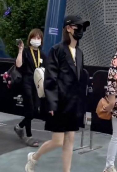 李承铉一家三口亲子装现身!6岁lucky眼神杀超像戚薇,细腿吸睛了休闲区蓝鸢梦想 - Www.slyday.coM