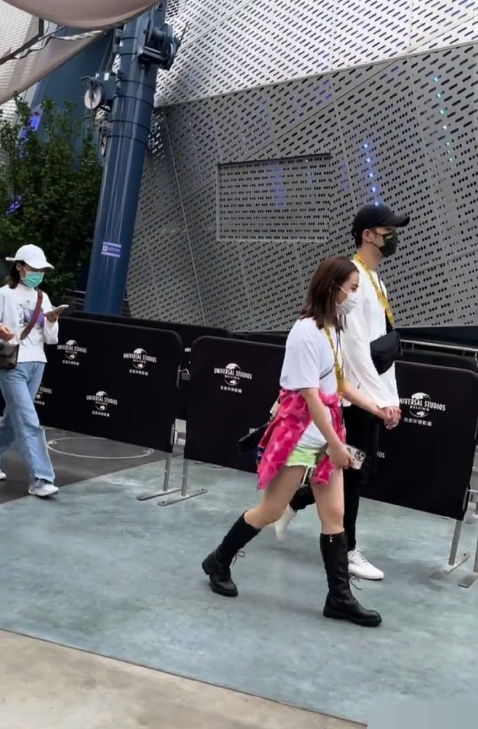 戚薇和李承铉一家游环球影城,《披荆斩棘》的James及女友也同行休闲区蓝鸢梦想 - Www.slyday.coM 戚薇和李承铉一家游环球影城,《披荆斩棘》的James及女友也同行休闲区蓝鸢梦想 - Www.slyday.coM