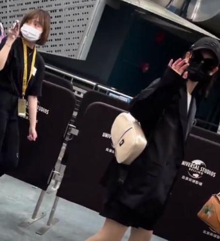 李承铉一家三口亲子装现身!6岁lucky眼神杀超像戚薇,细腿吸睛了休闲区蓝鸢梦想 - Www.slyday.coM