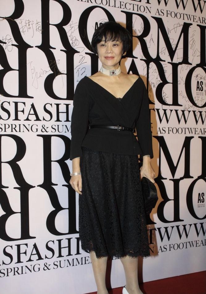 张艾嘉活成奶奶辈骄傲蕾丝拼接裙配长西装优雅干练高挑时髦