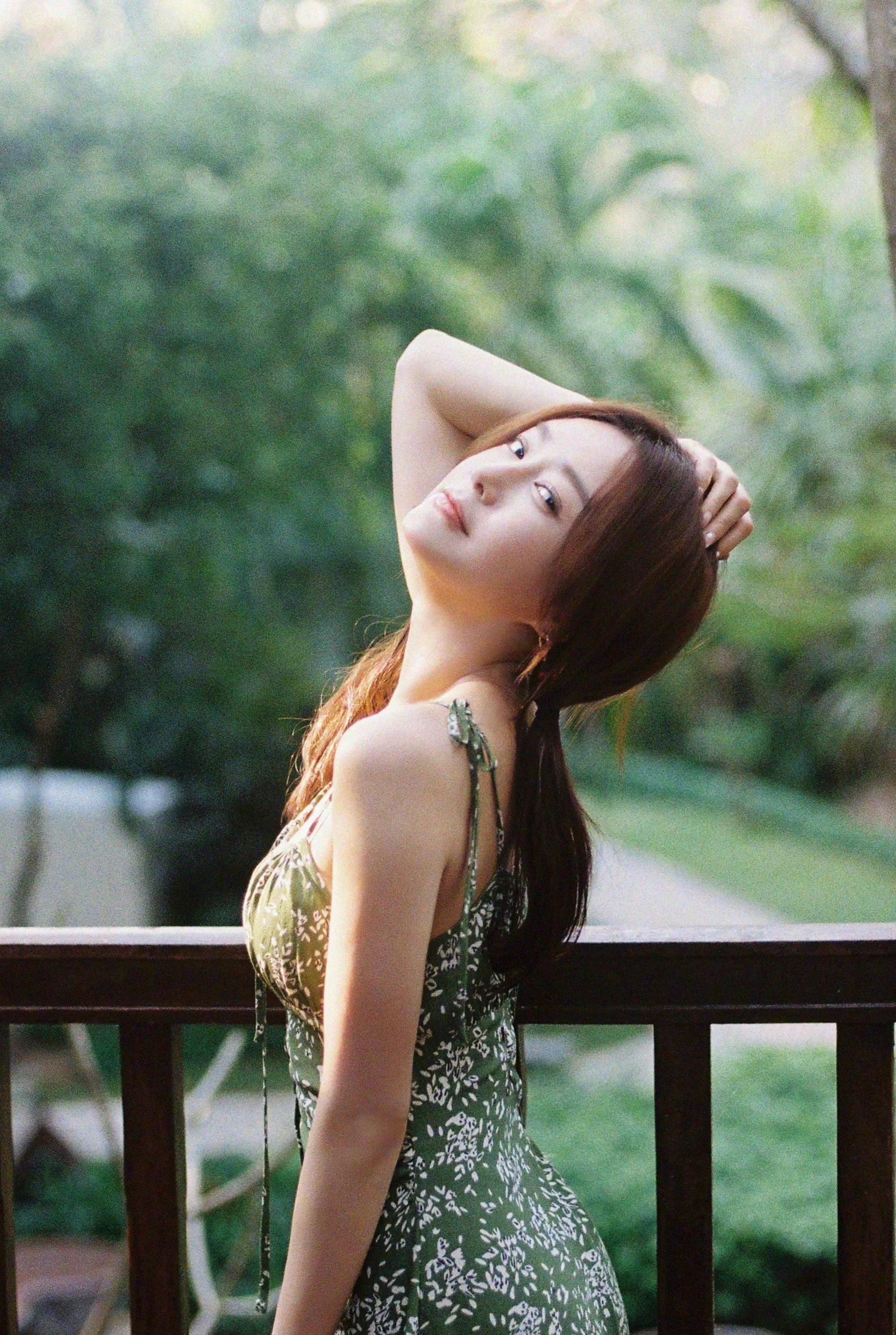 秦岚吃瓜拍大片女明星的日常就是这样简单穿搭都好美好甜