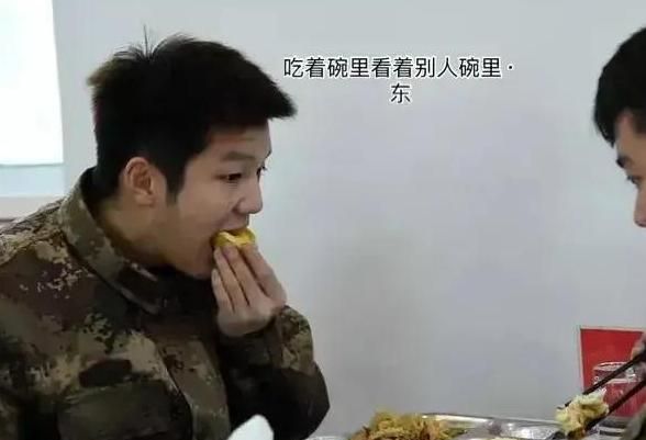 全红婵拿着好吃的!樊振东盯着吃的就过来了,网友:大事不妙