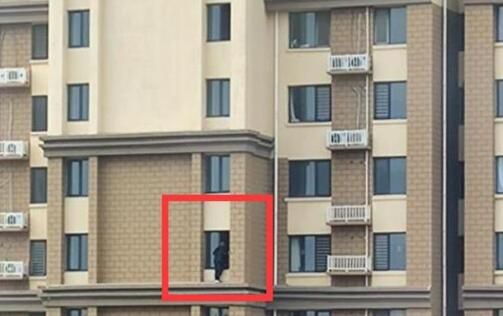 男子将孩子从29楼扔下,持刀捅伤妻子,坐窗台与警方对峙10小时休闲区蓝鸢梦想 - Www.slyday.coM 男子将孩子从29楼扔下,持刀捅伤妻子,坐窗台与警方对峙10小时休闲区蓝鸢梦想 - Www.slyday.coM