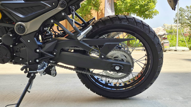 无极300ac攀爬版到店实拍 更适合跑烂路的复古摩托