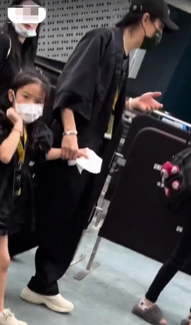 戚薇一家打卡北京环球影城，李承铉牵着女儿，lucky打扮似小公主休闲区蓝鸢梦想 - Www.slyday.coM