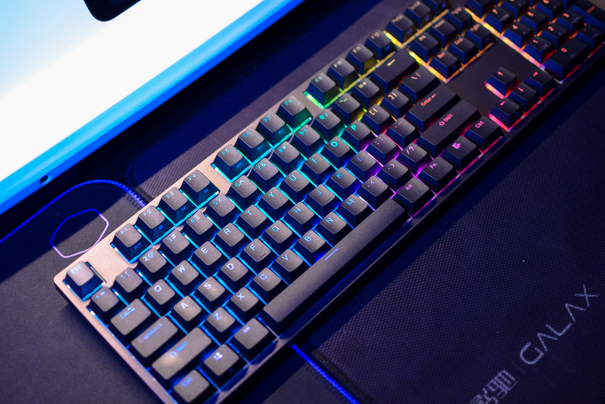 机械键盘究竟该怎么选择原厂银轴rgb静音杜伽k310评测