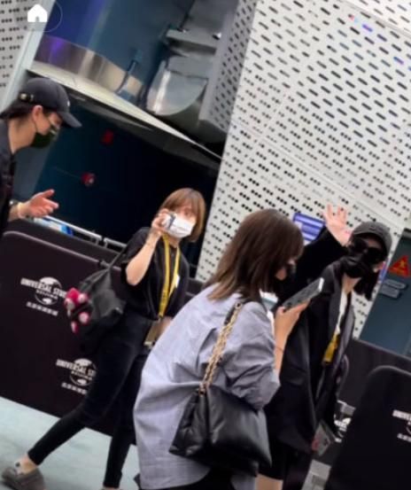 李承铉一家三口亲子装现身!6岁lucky眼神杀超像戚薇,细腿吸睛了休闲区蓝鸢梦想 - Www.slyday.coM