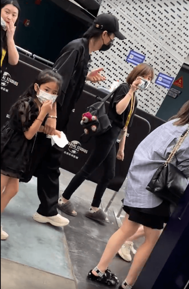 戚薇一家游玩被偶遇,李承铉牵着女儿超有爱,李铢衔牵着女友同行休闲区蓝鸢梦想 - Www.slyday.coM 戚薇一家游玩被偶遇,李承铉牵着女儿超有爱,李铢衔牵着女友同行休闲区蓝鸢梦想 - Www.slyday.coM