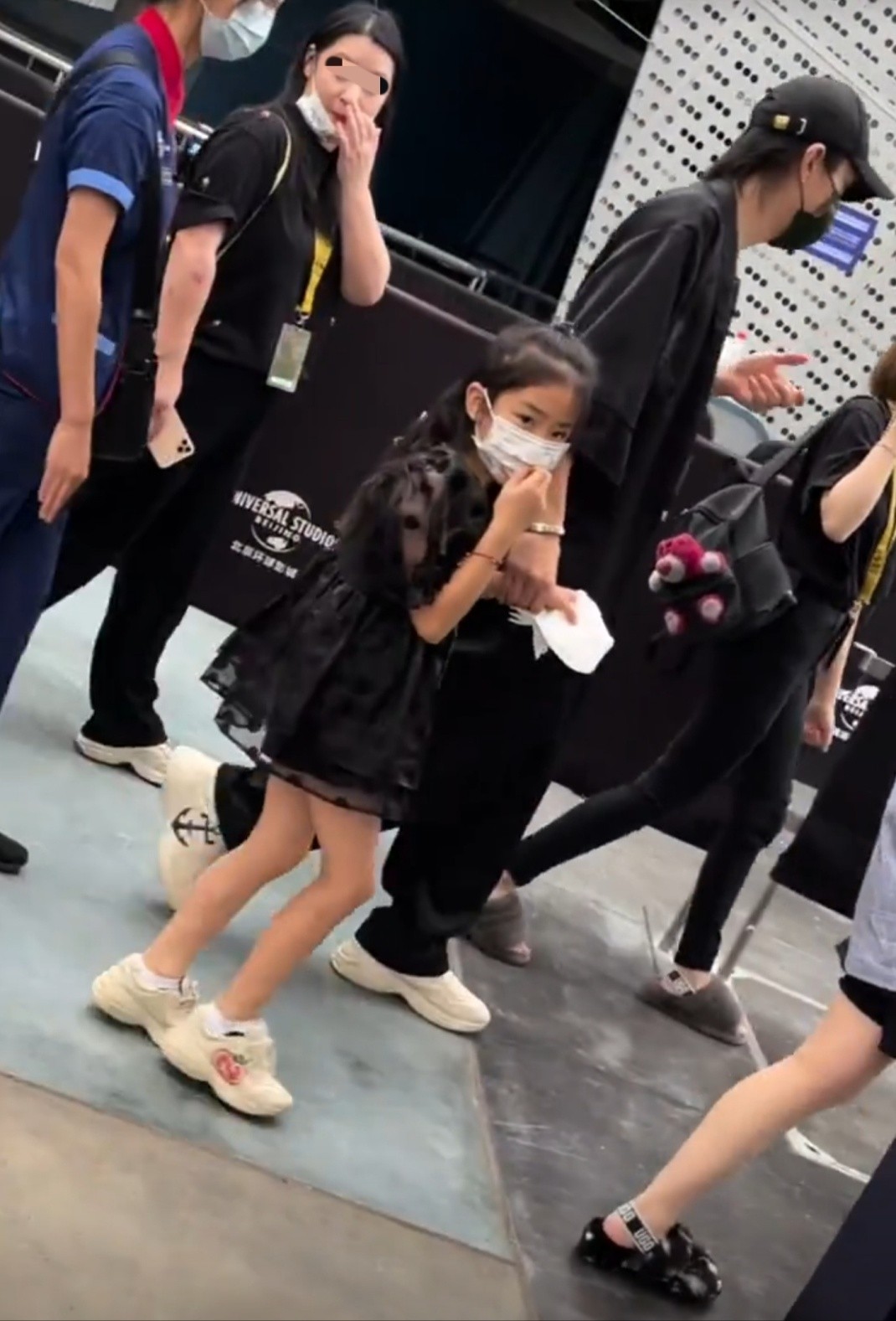 戚薇李承铉一家罕见同框，全家一身黑游环球影城，女儿长高了不少休闲区蓝鸢梦想 - Www.slyday.coM