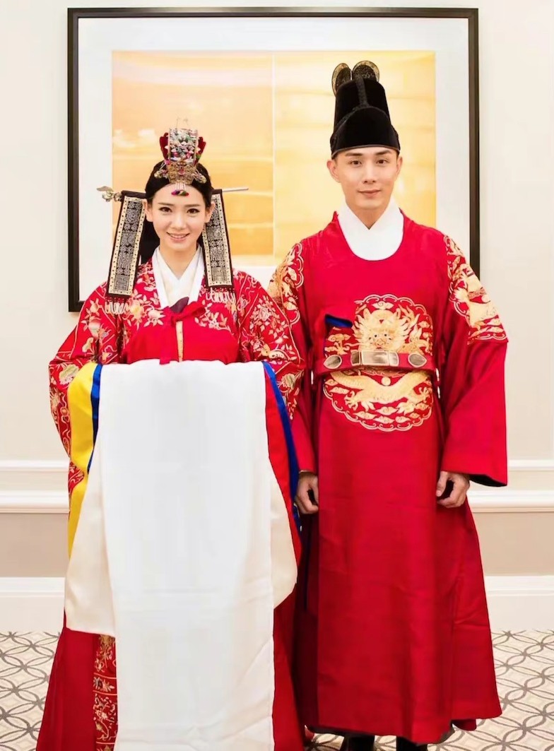 戚薇李承铉一家罕见同框，全家一身黑游环球影城，女儿长高了不少休闲区蓝鸢梦想 - Www.slyday.coM