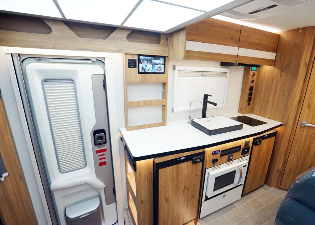 赛德房车车友定制款猎鹰02内饰风格在变细节把控不变