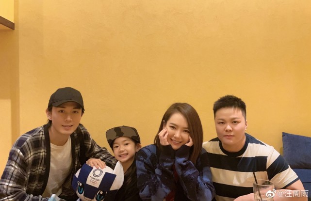 戚薇一家打卡北京环球影城，李承铉牵着女儿，lucky打扮似小公主休闲区蓝鸢梦想 - Www.slyday.coM