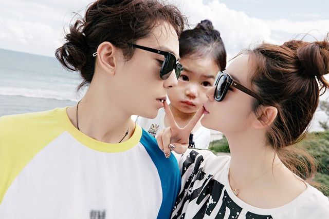 偶遇李承铉一家三口，lucky穿小黑裙个子长高，俨然就是翻版戚薇休闲区蓝鸢梦想 - Www.slyday.coM