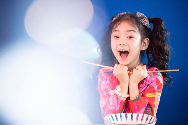 网友环球影城偶遇李承铉一家，戚薇坐老公腿上合影，戚妈亲自拍照休闲区蓝鸢梦想 - Www.slyday.coM