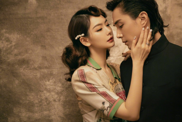 网友环球影城偶遇李承铉一家，戚薇坐老公腿上合影，戚妈亲自拍照休闲区蓝鸢梦想 - Www.slyday.coM