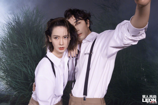 戚薇一家打卡北京环球影城，李承铉牵着女儿，lucky打扮似小公主休闲区蓝鸢梦想 - Www.slyday.coM