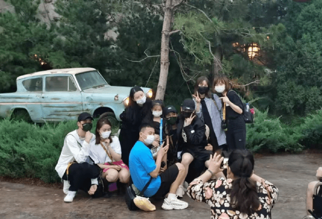 网友环球影城偶遇李承铉一家，戚薇坐老公腿上合影，戚妈亲自拍照休闲区蓝鸢梦想 - Www.slyday.coM