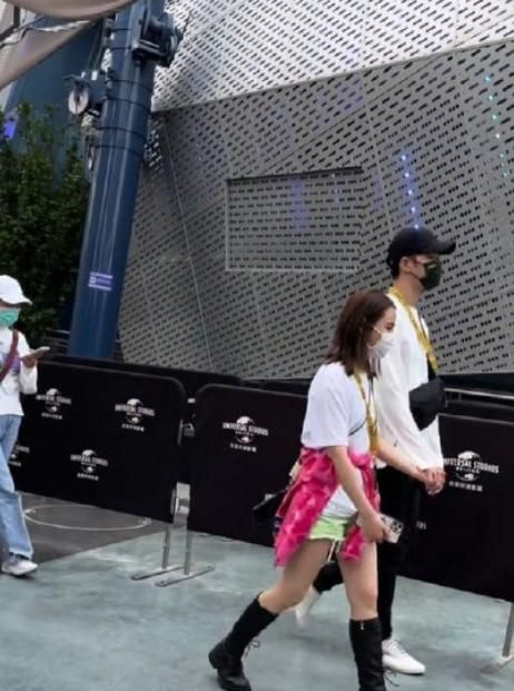 李承铉一家三口亲子装现身!6岁lucky眼神杀超像戚薇,细腿吸睛了休闲区蓝鸢梦想 - Www.slyday.coM