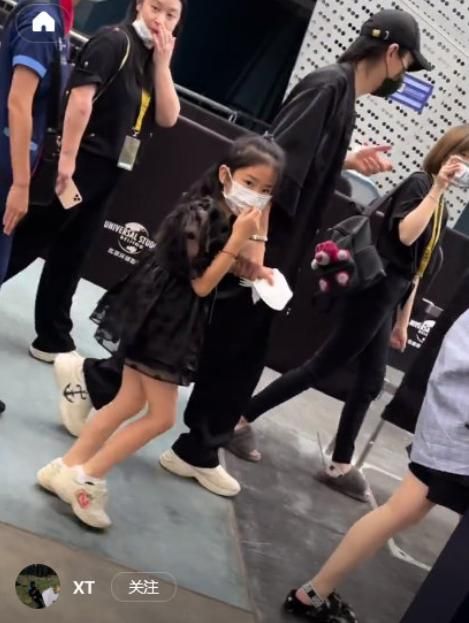 李承铉一家三口亲子装现身!6岁lucky眼神杀超像戚薇,细腿吸睛了休闲区蓝鸢梦想 - Www.slyday.coM