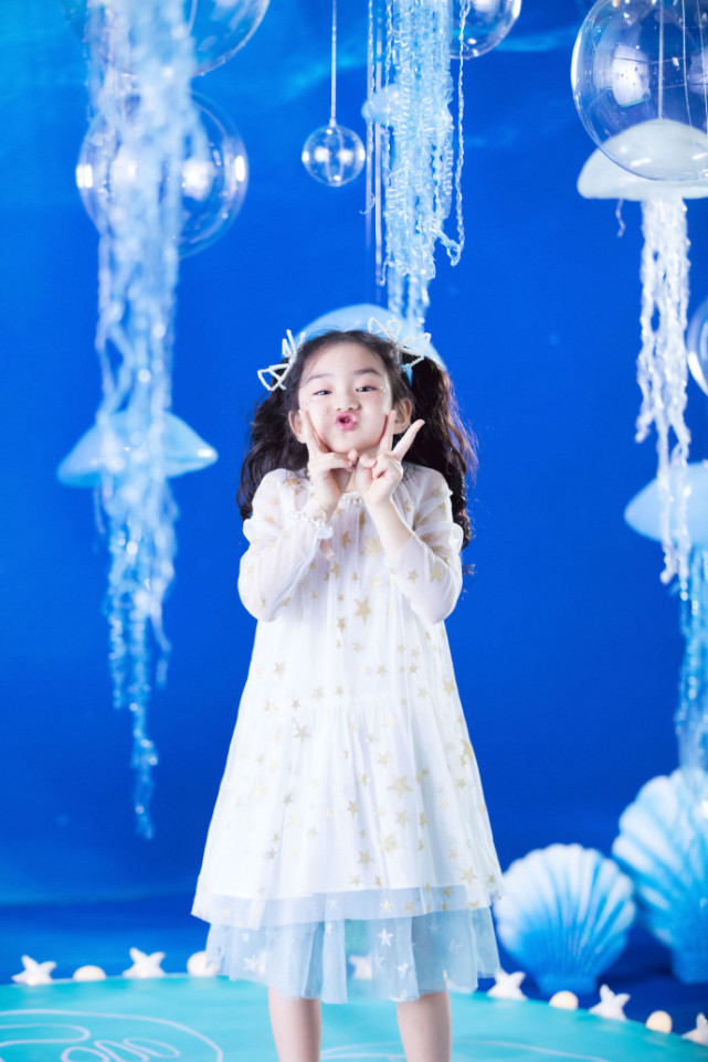 网友环球影城偶遇李承铉一家，戚薇坐老公腿上合影，戚妈亲自拍照休闲区蓝鸢梦想 - Www.slyday.coM