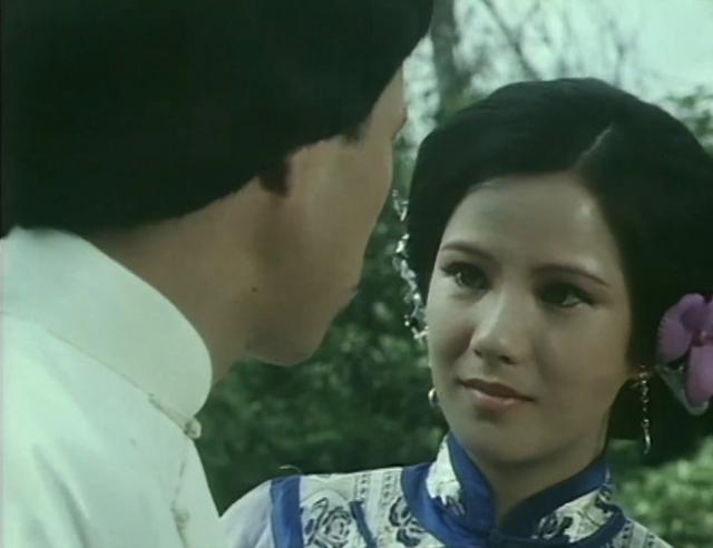 饰演秋野的吴回,后来最著名角色是《九品芝麻官》中包龙星的老爹,演完