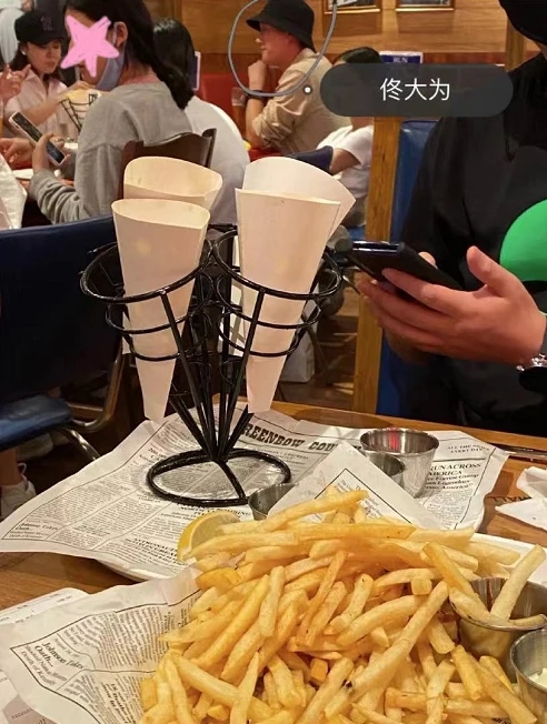 戚薇和李承铉一家游环球影城,《披荆斩棘》的James及女友也同行休闲区蓝鸢梦想 - Www.slyday.coM 戚薇和李承铉一家游环球影城,《披荆斩棘》的James及女友也同行休闲区蓝鸢梦想 - Www.slyday.coM