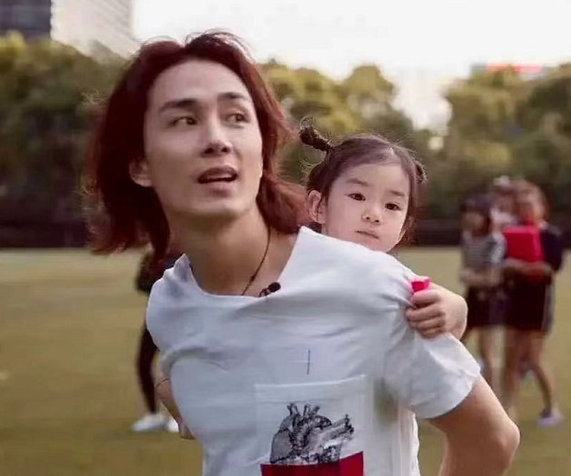 戚薇一家打卡北京环球影城，李承铉牵着女儿，lucky打扮似小公主休闲区蓝鸢梦想 - Www.slyday.coM