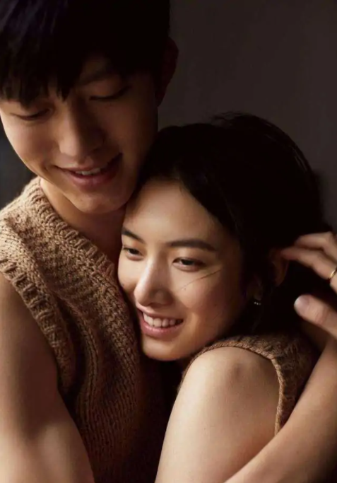 金大川雎晓雯官宣恋情,十指相扣现身机场,不惧媒体大秀恩爱