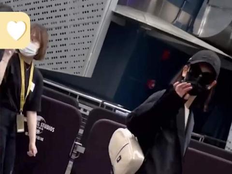 戚薇李承铉一家三口现身环球影城,6岁小lucky甜美可爱,长腿抢镜休闲区蓝鸢梦想 - Www.slyday.coM 戚薇李承铉一家三口现身环球影城,6岁小lucky甜美可爱,长腿抢镜休闲区蓝鸢梦想 - Www.slyday.coM