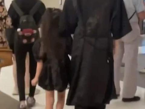 戚薇李承铉一家三口现身环球影城,6岁小lucky甜美可爱,长腿抢镜休闲区蓝鸢梦想 - Www.slyday.coM 戚薇李承铉一家三口现身环球影城,6岁小lucky甜美可爱,长腿抢镜休闲区蓝鸢梦想 - Www.slyday.coM