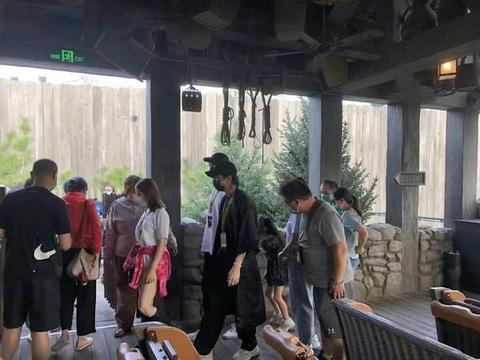 戚薇李承铉一家三口现身环球影城,6岁小lucky甜美可爱,长腿抢镜休闲区蓝鸢梦想 - Www.slyday.coM 戚薇李承铉一家三口现身环球影城,6岁小lucky甜美可爱,长腿抢镜休闲区蓝鸢梦想 - Www.slyday.coM