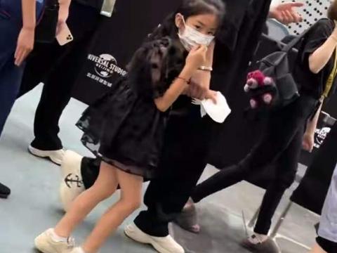 戚薇李承铉一家三口现身环球影城,6岁小lucky甜美可爱,长腿抢镜休闲区蓝鸢梦想 - Www.slyday.coM 戚薇李承铉一家三口现身环球影城,6岁小lucky甜美可爱,长腿抢镜休闲区蓝鸢梦想 - Www.slyday.coM