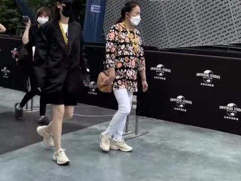 戚薇李承铉一家三口现身环球影城,6岁小lucky甜美可爱,长腿抢镜休闲区蓝鸢梦想 - Www.slyday.coM 戚薇李承铉一家三口现身环球影城,6岁小lucky甜美可爱,长腿抢镜休闲区蓝鸢梦想 - Www.slyday.coM